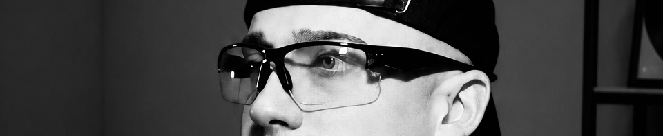 Santi Arolfo de perfil, con anteojos deportivos y gorra al revés, en blanco y negro
